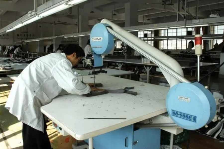 What are the objectives and method of cutting room in garment industry?